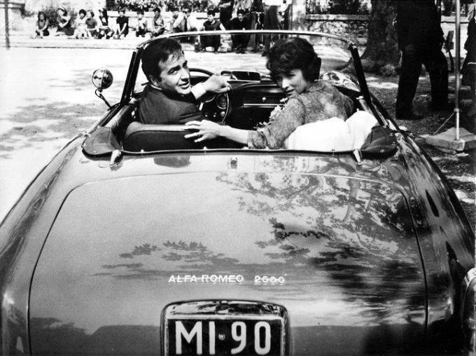 Click image for larger version

Name:	Alfa-Romeo-2600-Rossano Brazzi &amp; Maureen O'Hara.jpg
Views:	1033
Size:	71.2 KB
ID:	9912030