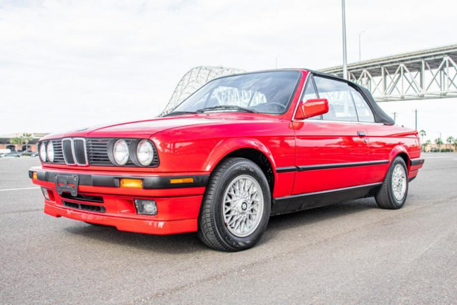 Click image for larger version

Name:	1992_bmw_325_1586182487221e9d363e2fe1992-BMW-325-29-of-112-940x626.jpg
Views:	890
Size:	69.9 KB
ID:	9916216