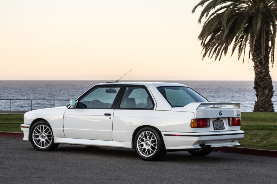 Click image for larger version

Name:	1990_bmw_m3.jpg
Views:	880
Size:	108.5 KB
ID:	9909953