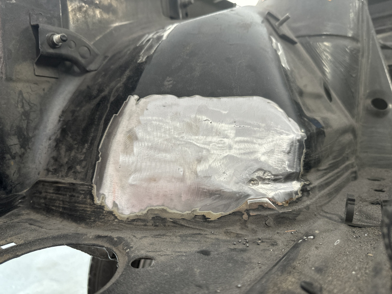 Click image for larger version  Name:	passenger fender.jpg Views:	0 Size:	175.3 KB ID:	10126427